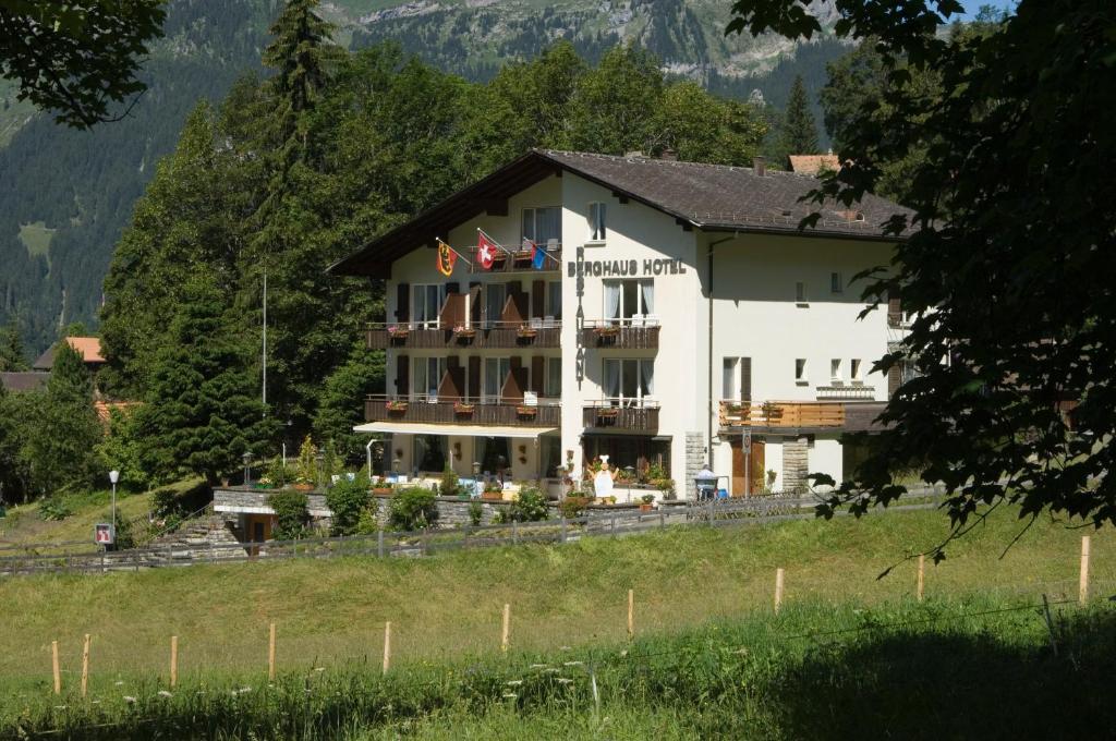 Hotel Berghaus เวงเงน ภายนอก รูปภาพ